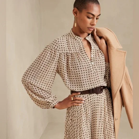 Banana Republic Logo Pleated Midi Dress in Beige White Print Sz XS - Picture 13 of 15